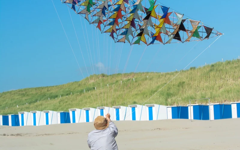 Large kite train above beach flyer
